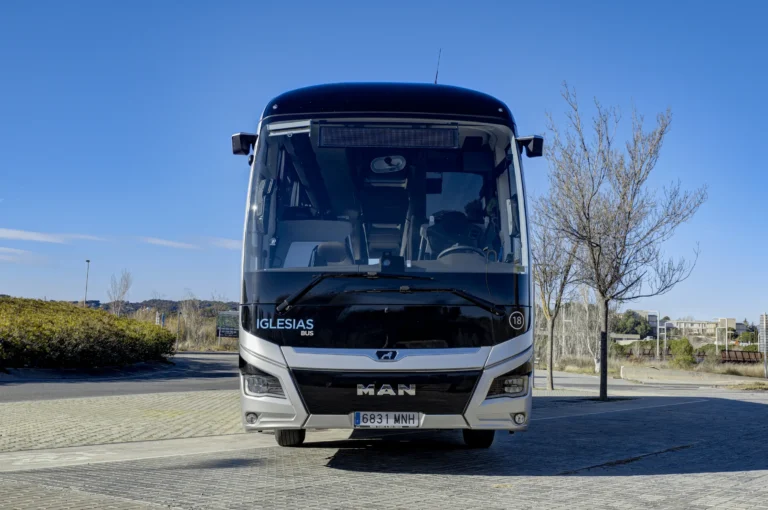 iglesias bus vehiculos Lion 63 plazas 001 scaled